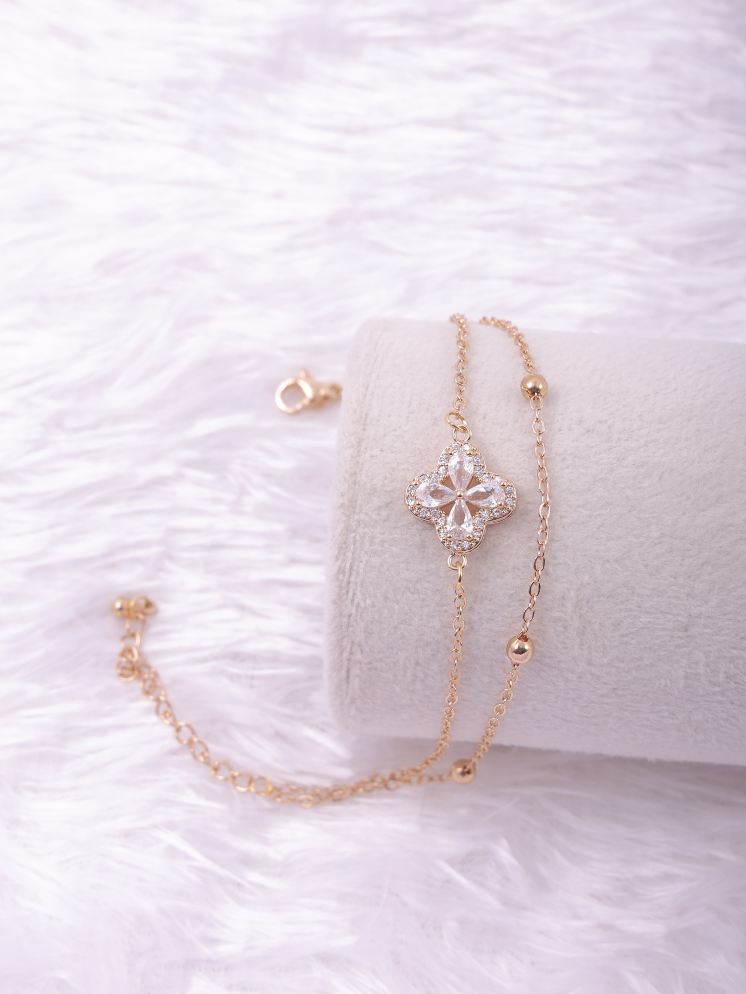Elegant Clover Charm Anti-Tarnish Bracelet with Crystal Detailing